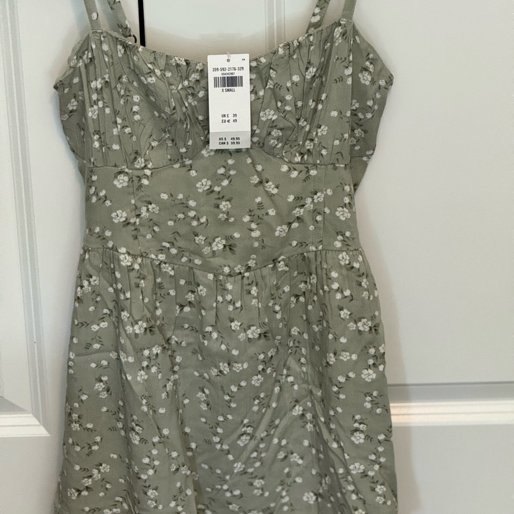 NWT-Hollister Green Mini Sundress With Embellished Flowers, Womens (XS) Clothing - Picture 1 of 13
